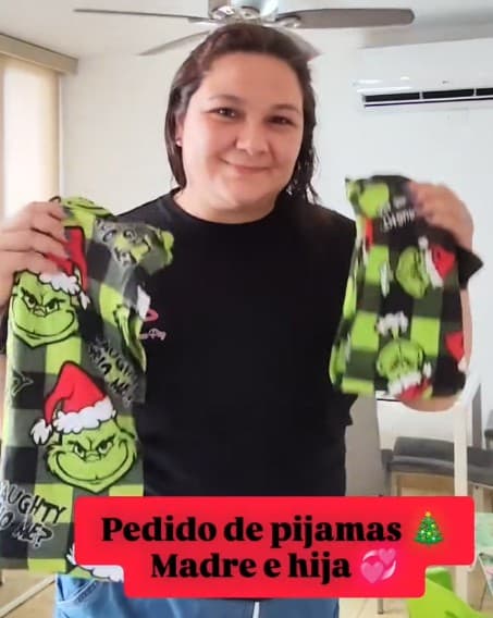 Cliente mostrando su pedido de pijamas